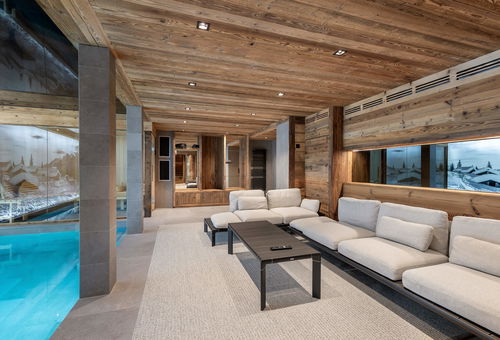 A few steps from the center and the slopes, magnificent chalet with high-end...