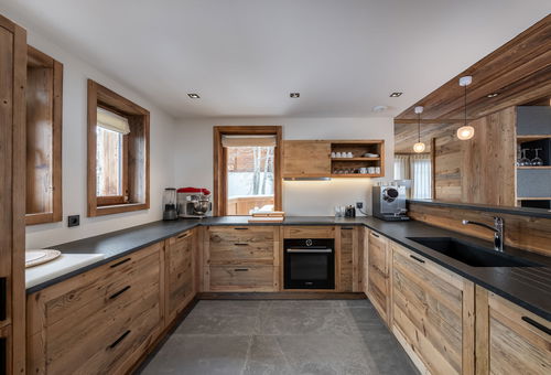 A few steps from the center and the slopes, magnificent chalet with high-end...