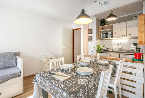 Three rooms of 38m2 which can accommodate 6 people On the 3rd and last floor...