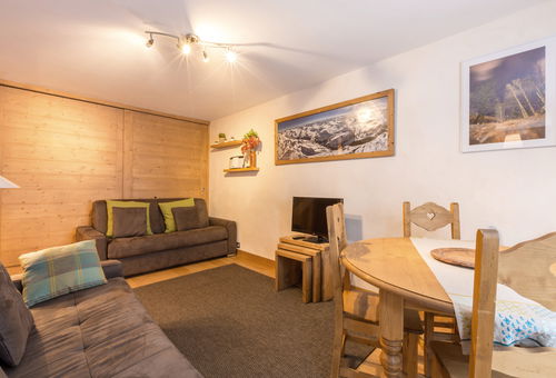 Elegant And Warm Completely Renovated Apartment