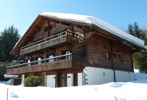 Décoration cosy pour ce chalet de village aux belles prestations, proches des...