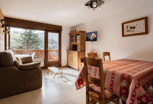 Belle terrasse exposée au sud pour cet appartement à l'ambiance montagne