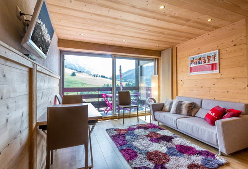 Beautiful Mountain View For This Nicely Renovated Apartment 100m From Shops...