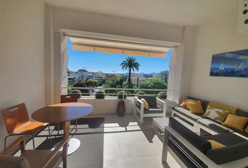 Beautiful south-facing terrace for this apartment in a renunciation residence...
