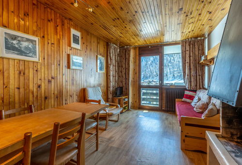 Mountain Paneling Atmosphere With Nice View For This South-facing Apartment