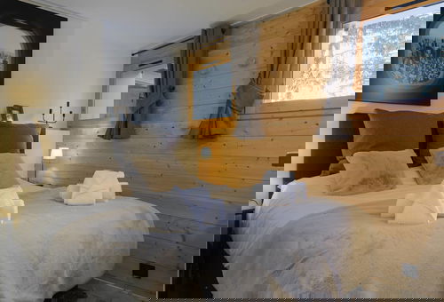 Lovely 2 level souplex apartment, with a fireplace, completely renovated,...