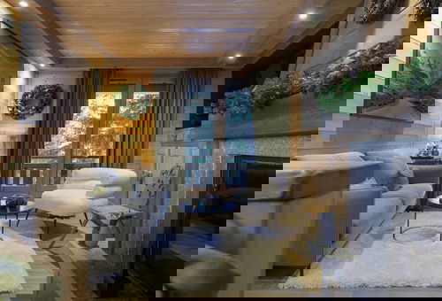 Lovely 2 level souplex apartment, with a fireplace, completely renovated,...