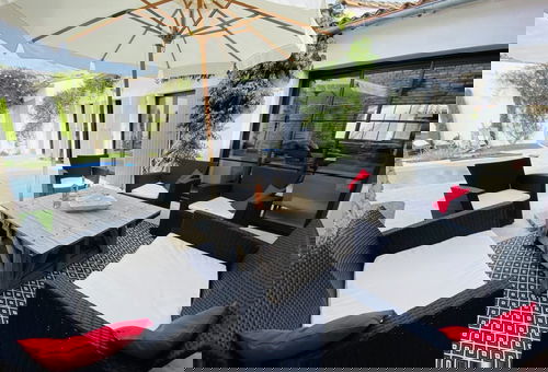 Charmante villa à la décoration soignée avec piscine chauffée à deux pas des...