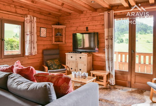 This family home has 4 bedrooms, sleeps up to 8, is well located on a hill...