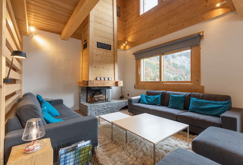 Charming contemporary chalet with unobstructed view of the mountains, 5...