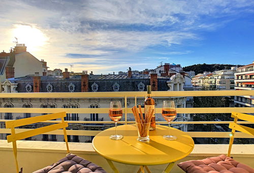A 4-minute walk from the Promenade des Anglais and its many beaches.