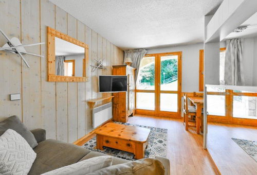 Appartement lumineux avec une belle vue de la terrasse sur le massif de la...