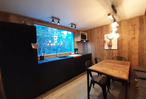 3 rooms of 45m² classified 1* for 5 people maximum on level -1 of a chalet....