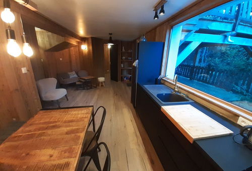 3 rooms of 45m² classified 1* for 5 people maximum on level -1 of a chalet....