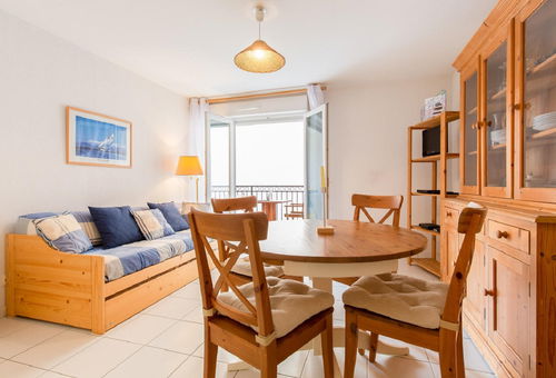 10 minutes walk from the Croisette and 5 minutes walk from the beaches
