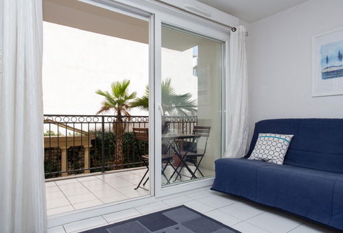 10 minutes walk from the Croisette and 5 minutes walk from the beaches
