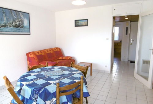 Ground floor apartment with a small garden located in a holiday residence 50...