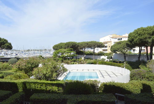 Dans le quartier du port, studio bien rénové dans une résidence avec piscine...