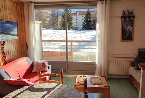 Le front de neige se trouve juste à côté de l’appartement : départ Jandry et...