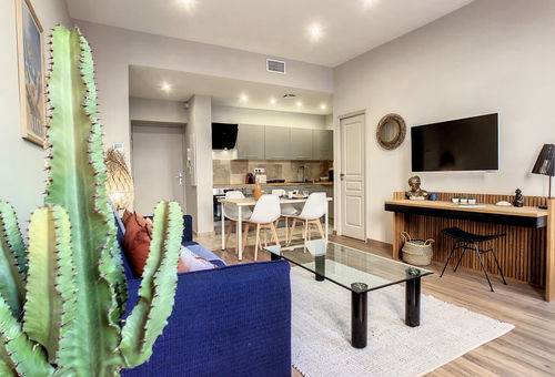 Ideally located in the center of Nice a few steps from the beach.