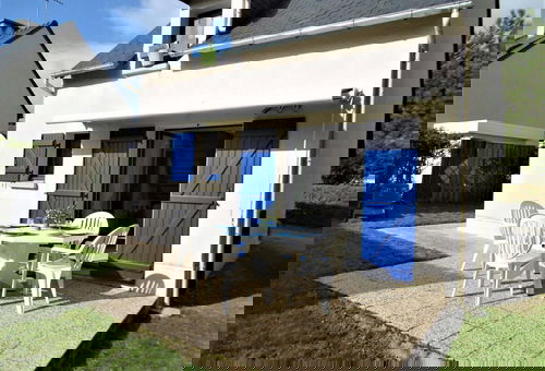 Close to the sea, pretty detached house with garden in a wooded residence in...