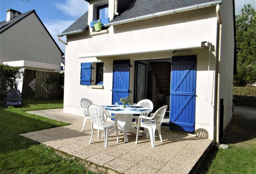 Close to the sea, pretty detached house with garden in a wooded residence in...