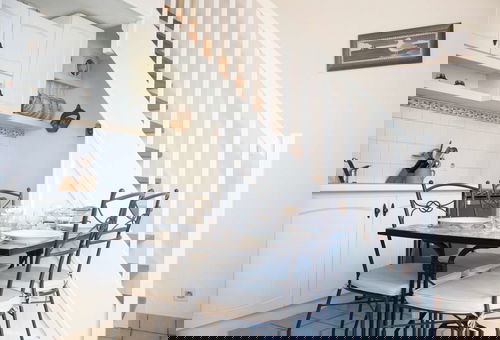 300 m pour rejoindre le port, ses restaurants et ses commerces.