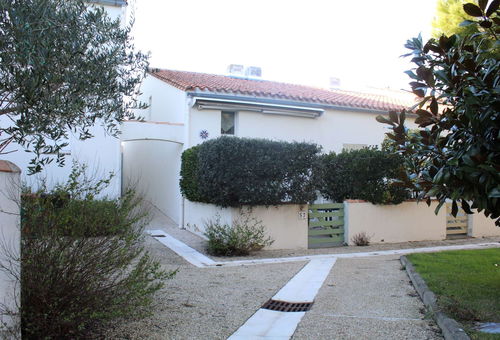 300 m pour rejoindre le port, ses restaurants et ses commerces.