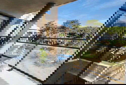 Sea view and direct access to the beach for this modern apartment