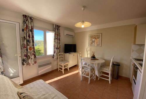 Jolie vue mer pour ce confortable appartement avec jardin et piscine
