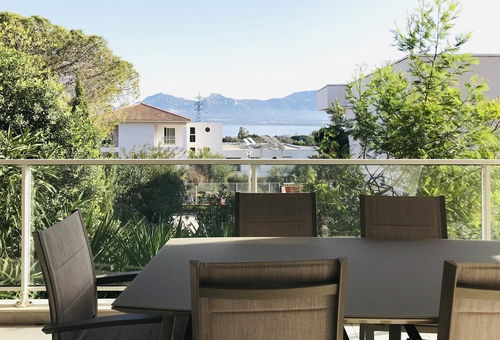 Belle vue sur la baie de la terrasse de cet appartement bien aménagé à 3km de...