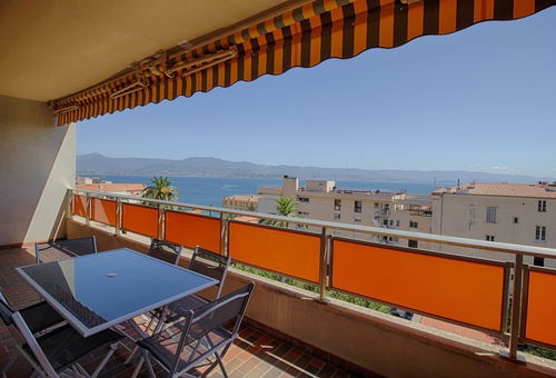 Beautiful sea view and large terrace for this apartment in the heart of Ajaccio