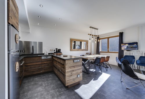 Breathtaking view of the lake for this cozy and modern family apartment