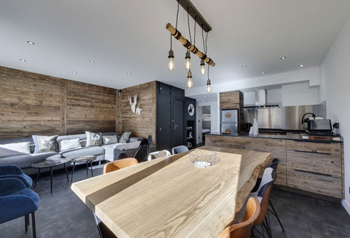 Breathtaking view of the lake for this cozy and modern family apartment