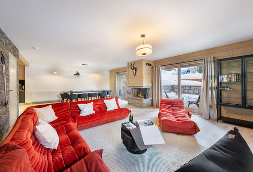 Décoration moderne pour ce très spacieux appartement proches des remontées et...