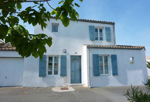 House Close To Shops, Possibility To Do Shopping On Foot.