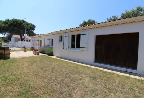 Single house with a garden, close to the beach and the marina La Conitière