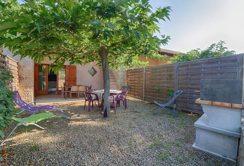 Less Than 5 Minutes Walk From The Beaches And Shops.