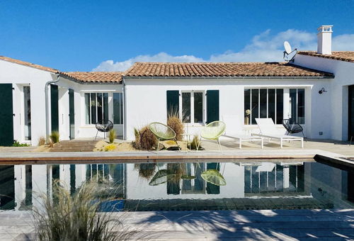 Marvellous stylish villa with an outstanding pool, 500m away from the heart...
