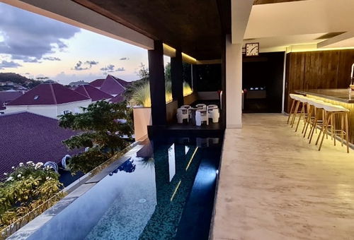 Extra-long infinity pool.