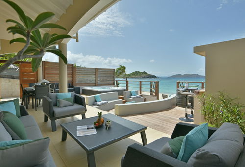 Just in front of the terrace, your deckchairs await you in the sand.