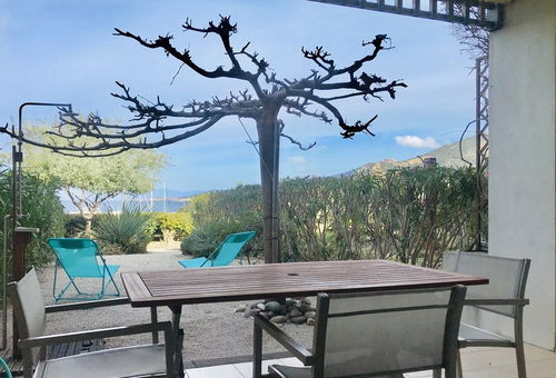Direct access to the beach for this apartment, 100m away from the beach