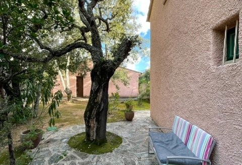 Located In The Hamlets Of Pietragione Just 200 Meters From Santa-giulia Beach.