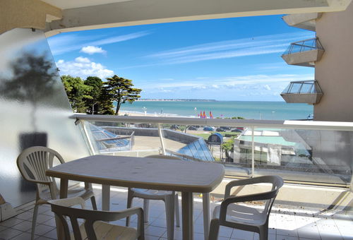 For rent in La Baule Studio cabin facing the sea in the Casino district