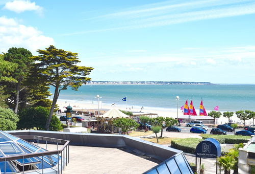 For rent in La Baule Studio cabin facing the sea in the Casino district