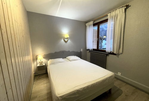 Ski-in/ski-out apartment in a chalet 550m from shops