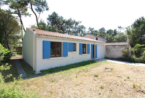 Maison au milieu d'un jardin clos arboré de pins à deux pas de la mer