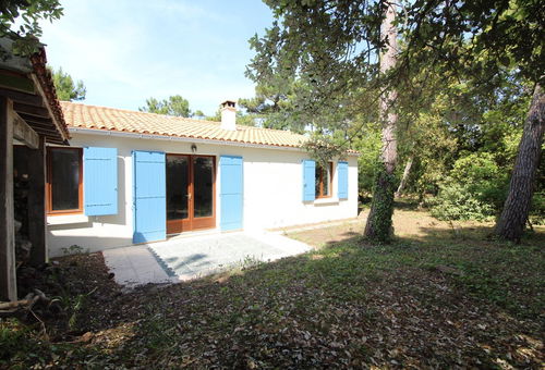 House with a fenced garden, close to the sea