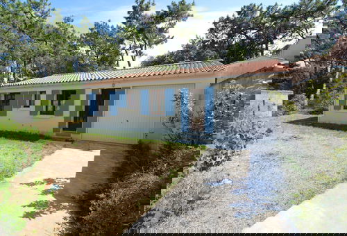 Maison au milieu d'un jardin clos arboré de pins à deux pas de la mer