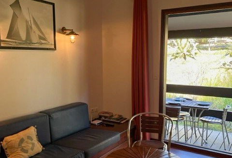 Apartment with a shady terrace in a residence, 10mn by walk from the famous...